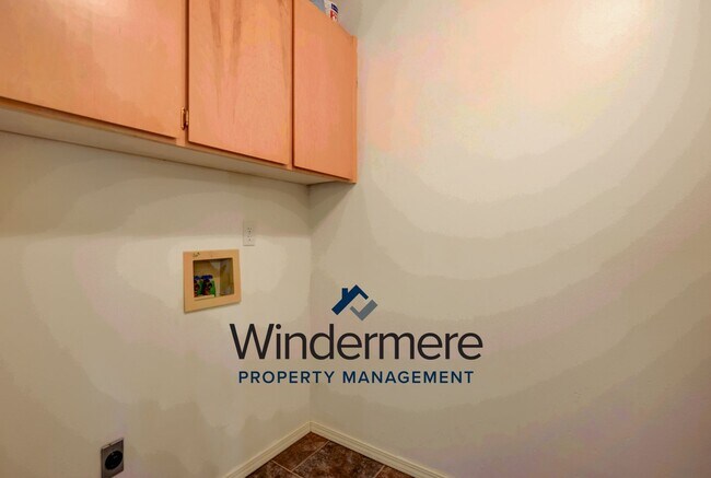 Building Photo - 3 Bed 2 Bath Ground Level Condo