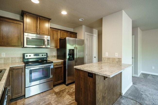 Building Photo - Easy I-205 Access - 3 Bedroom 2.5 Bath Townhouse