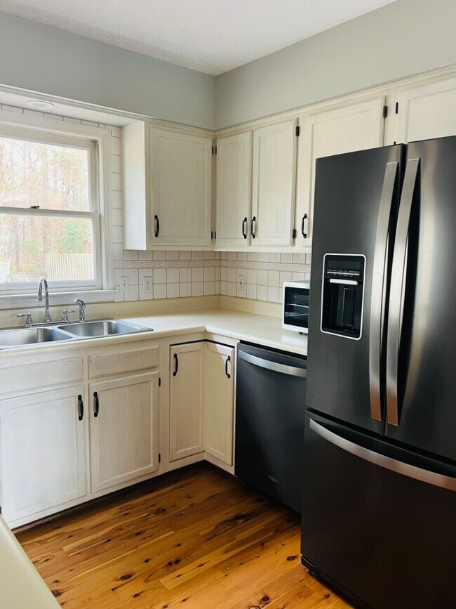 Building Photo - 208 Elmhurst Rd