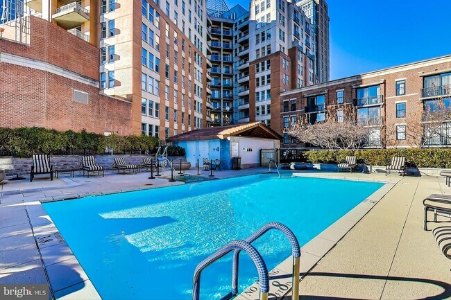 Building Photo - 717 President St