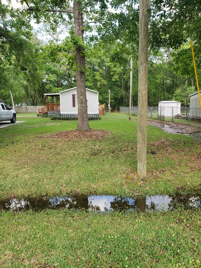 Building Photo - 7310 Pineview Dr
