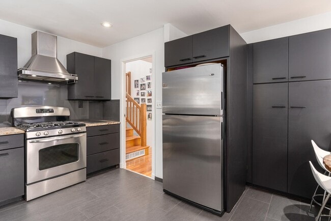 Building Photo - 3122 Brooklawn Terrace