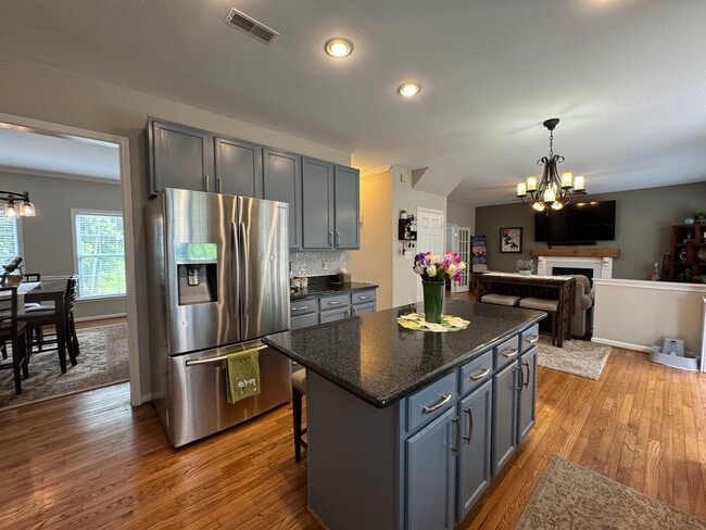 Building Photo - Stunning 4 Bed 3.5 Bath Single Family Home...