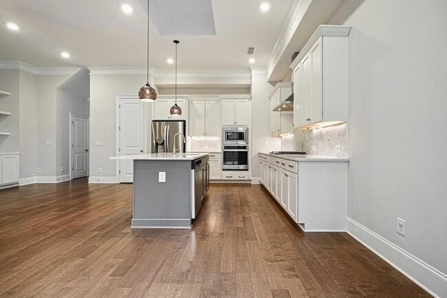 Building Photo - 123 Village Green Ave