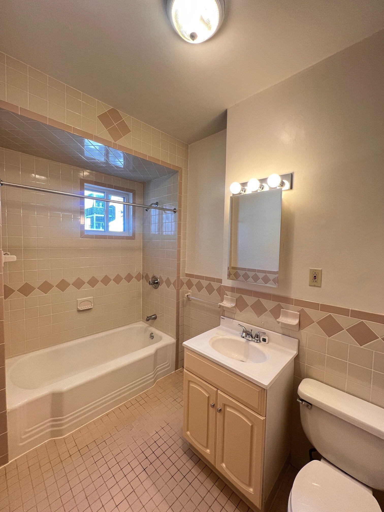 Building Photo - 22 Temple St