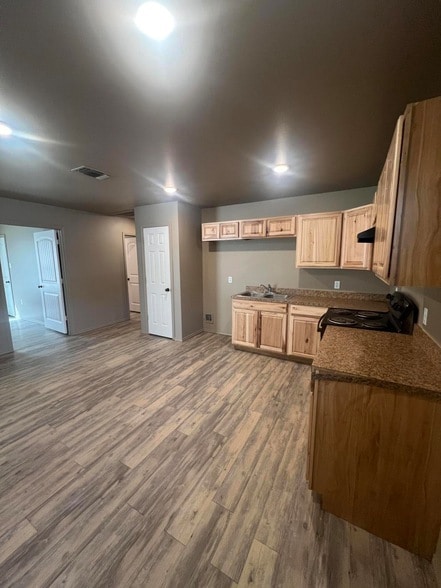 Building Photo - 1505 E 6th St