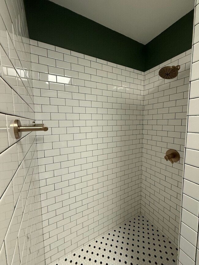 Building Photo - 561 Laurel Ave