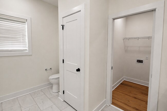 Building Photo - 511 Creekview Ln