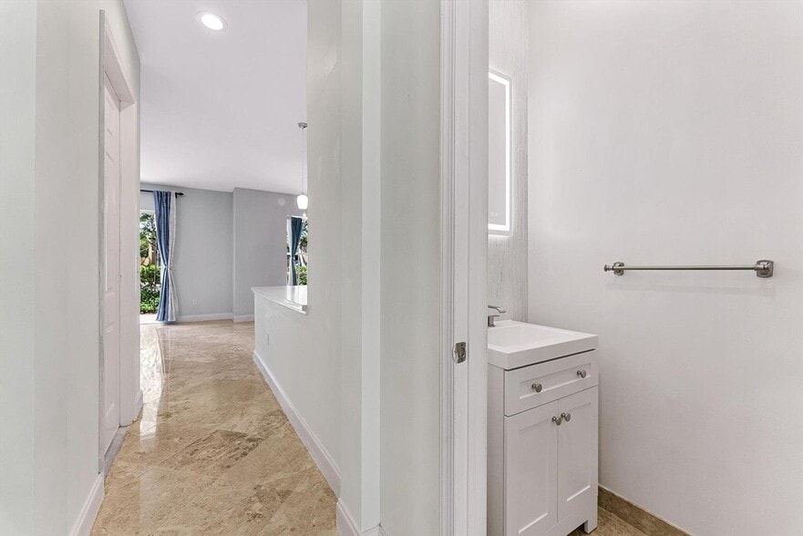 Building Photo - 6884 Julia Gardens Dr
