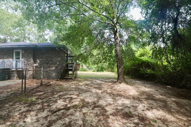 Building Photo - 806 Club Ln