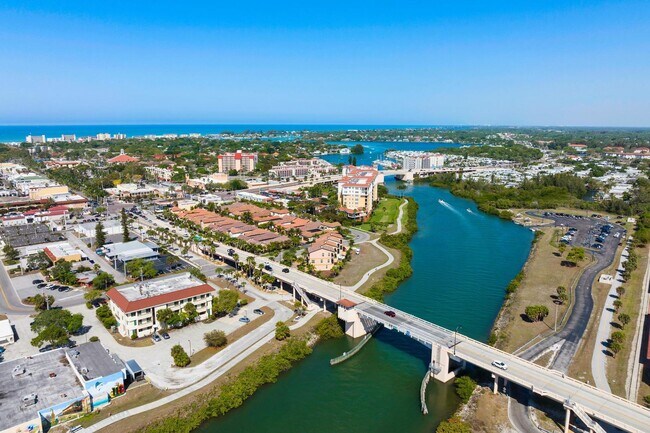 Building Photo - GORGEOUS FULLY RENOVATED 1st FLOOR 2 BEDROOM 1 BATHROOM CONDO LOCATED JUST 5 MINUTES FROM VENICE ...