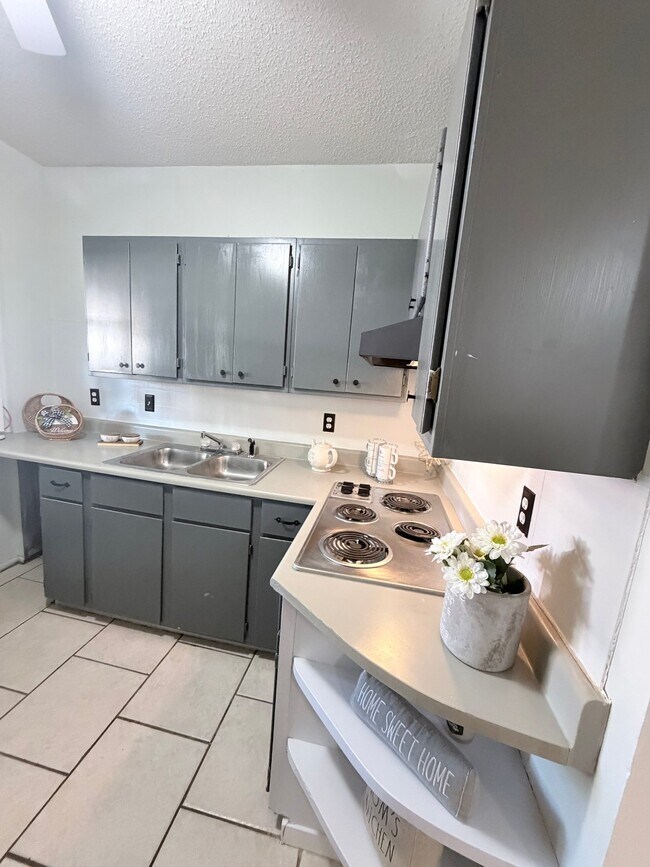 Building Photo - 7418 Meadow Cliff St