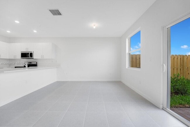 Building Photo - 2619 SE 28th Dr