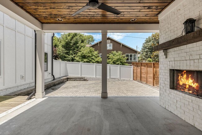 Building Photo - BEAUTIFUL CUSTOM BUILT HOME. 12 SOUTH ACRO...