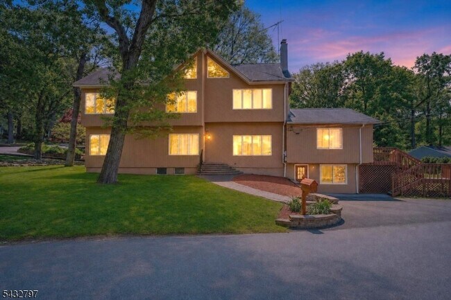 Building Photo - 17 Hickory Dr