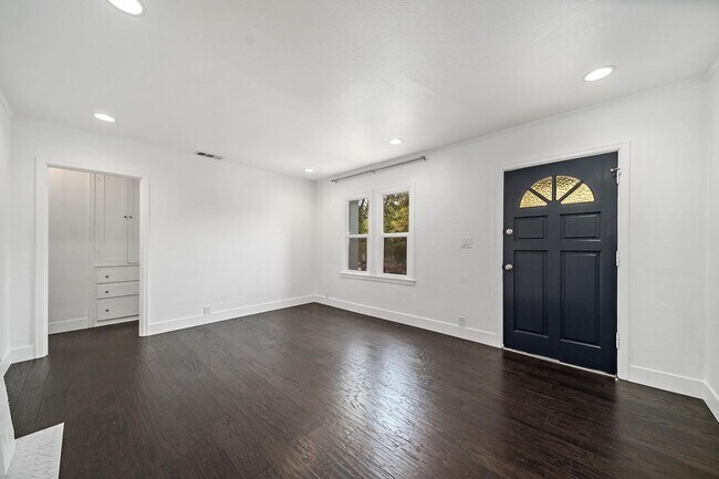 Building Photo - 4978 N Maywood Ave