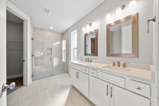 Building Photo - Breakfest Point 3 Bedroom 2 bath