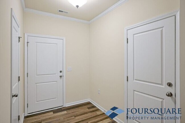 Building Photo - Spacious 3-Bed End- Unit Townhome with Mod...