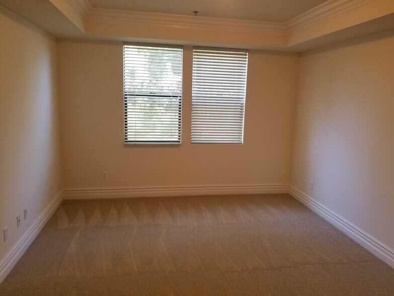 Building Photo - 12745 Moorpark St
