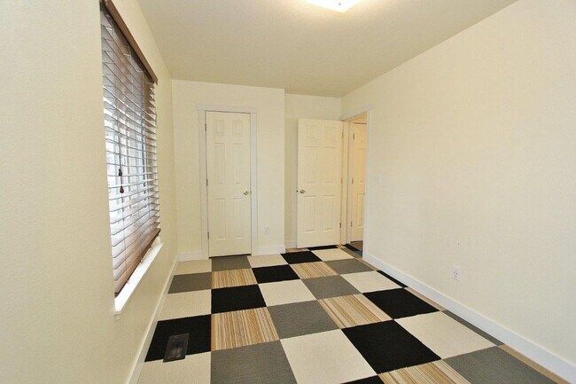 Building Photo - Single-Level Home in Quiet Neighborhood