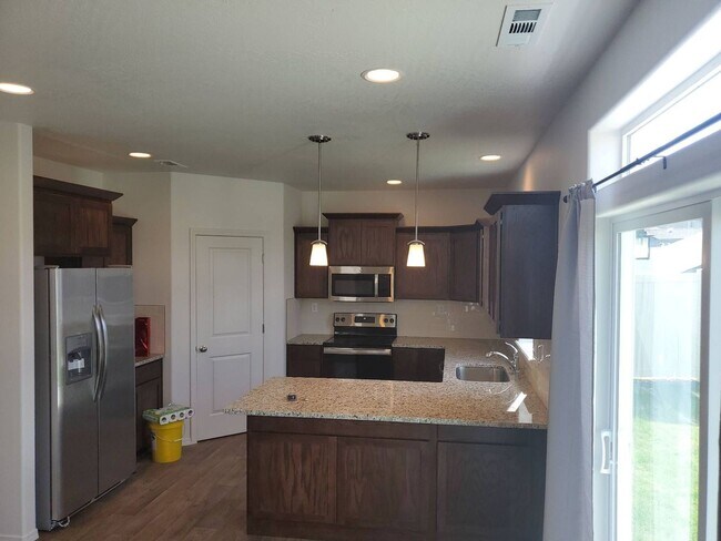 Building Photo - 4 bed 2.5 bath home in Mae Valley area of Moses Lake