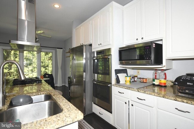 Building Photo - 556 Winding Rose Dr