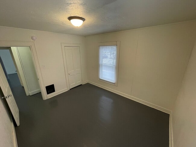 Building Photo - 5 Bedroom Available NOW