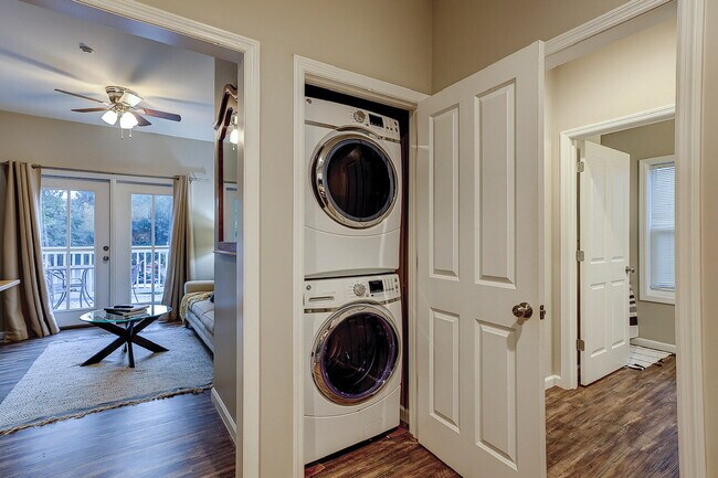 Building Photo - Two Bedroom Apartment in the Heart of the Bluffton Promenade!