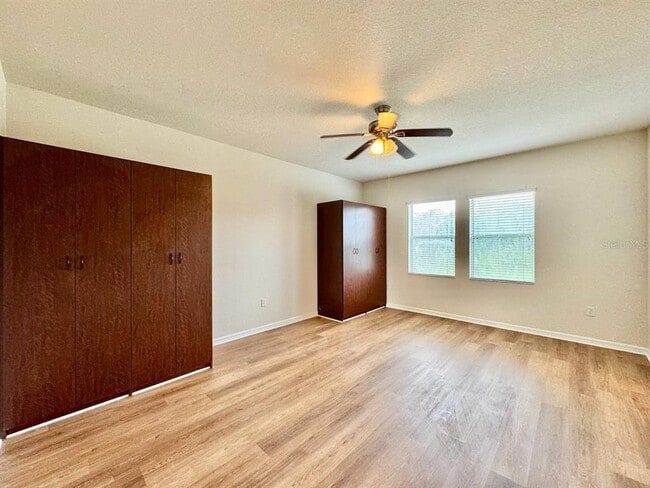 Building Photo - 9614 Oak Glade Ave