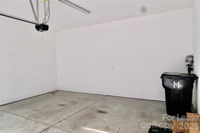 Building Photo - 10220 Vanguard Pkwy