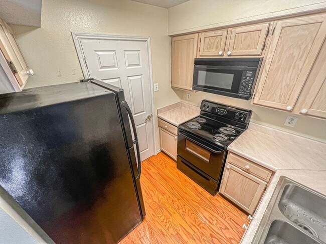 Building Photo - Charming 1 Bed 1 Bath Unit With Private Balcony In The Fountains At McLean - Water Included