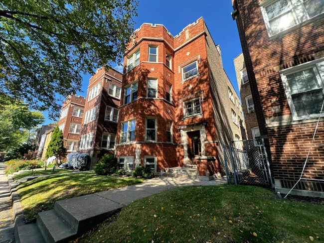 Primary Photo - 2738 W Winnemac Ave