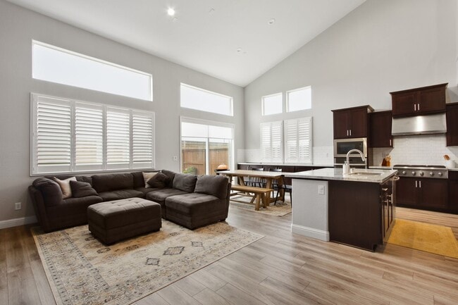 Building Photo - Springlake 3 Bedroom 3 Bathroom House