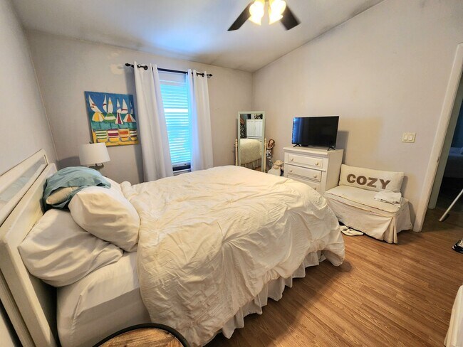 Building Photo - Top floor, corner unit condo off Shore Drive just two blocks from the bay!