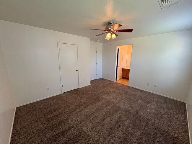 Building Photo - Beautiful home Ready to move in.