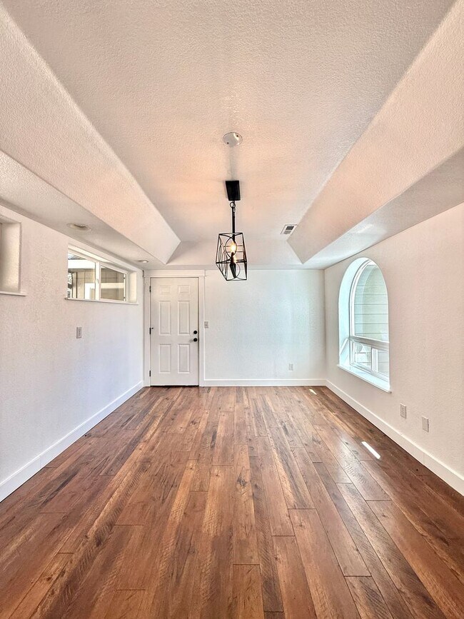 Building Photo - 901 Manzanita Dr