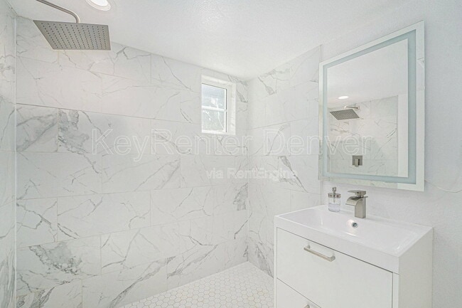 Building Photo - 1580 S Krameria St