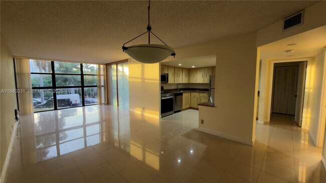 Building Photo - 200 Leslie Dr