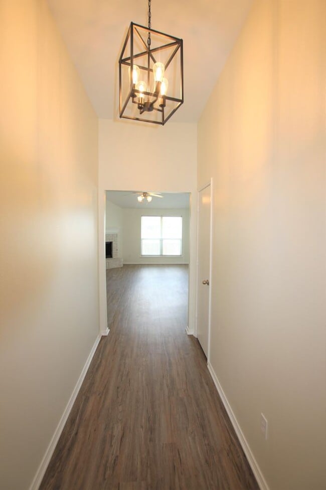 Building Photo - Beautifully updated 3 bedroom 2 bath home ...