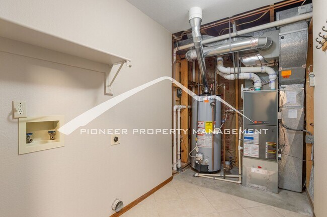 Building Photo - Beautiful 4 bedroom home with Stunning Col...