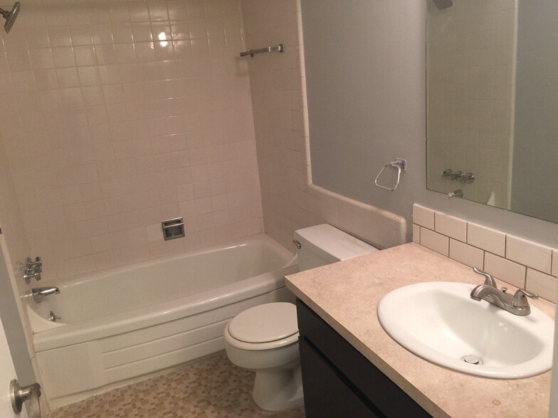 Bathroom - 4915 Briarwood Ave