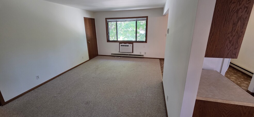 Building Photo - 141 Maple Ave S