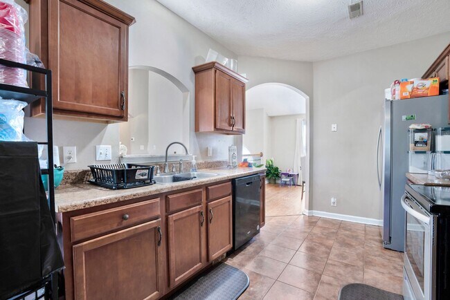 Building Photo - Welcome to Chinook Haven – Your Spacious Retreat Near Fort Campbell!