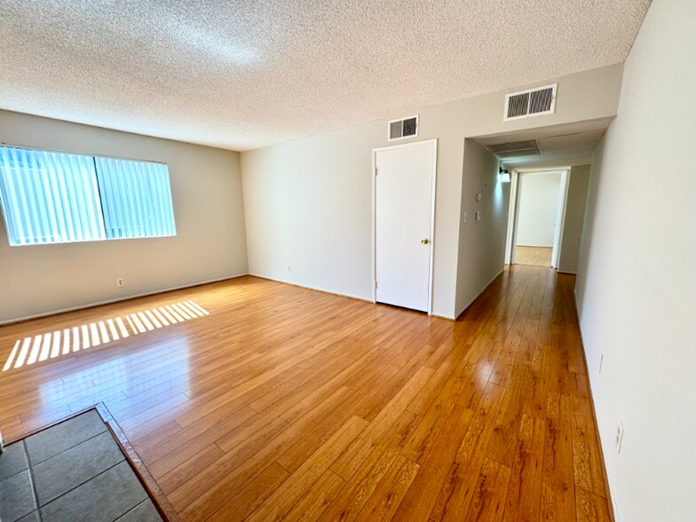Building Photo - 430 E San Jose Ave