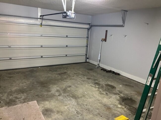 Building Photo - Cozy 3 Bed 2 Bath House! Available August ...