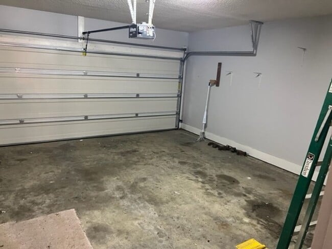 Building Photo - Cozy 3 Bed 2 Bath House! Available Now!