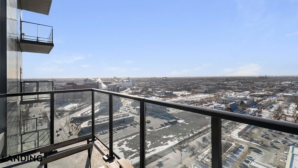 Building Photo - 513 S Damen Ave