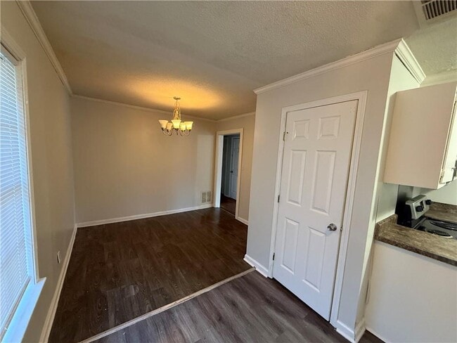 Building Photo - 532 Woodlore Dr