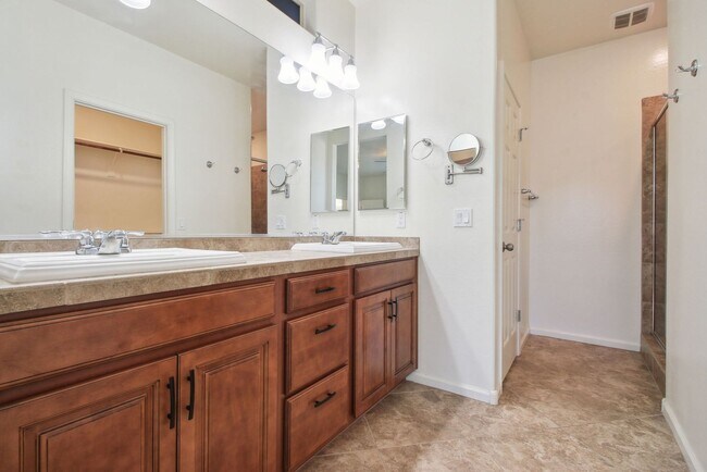 Building Photo - 4 Bedroom single family home in Phoenix