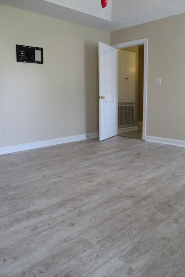Building Photo - 420 Hunters Creek Dr